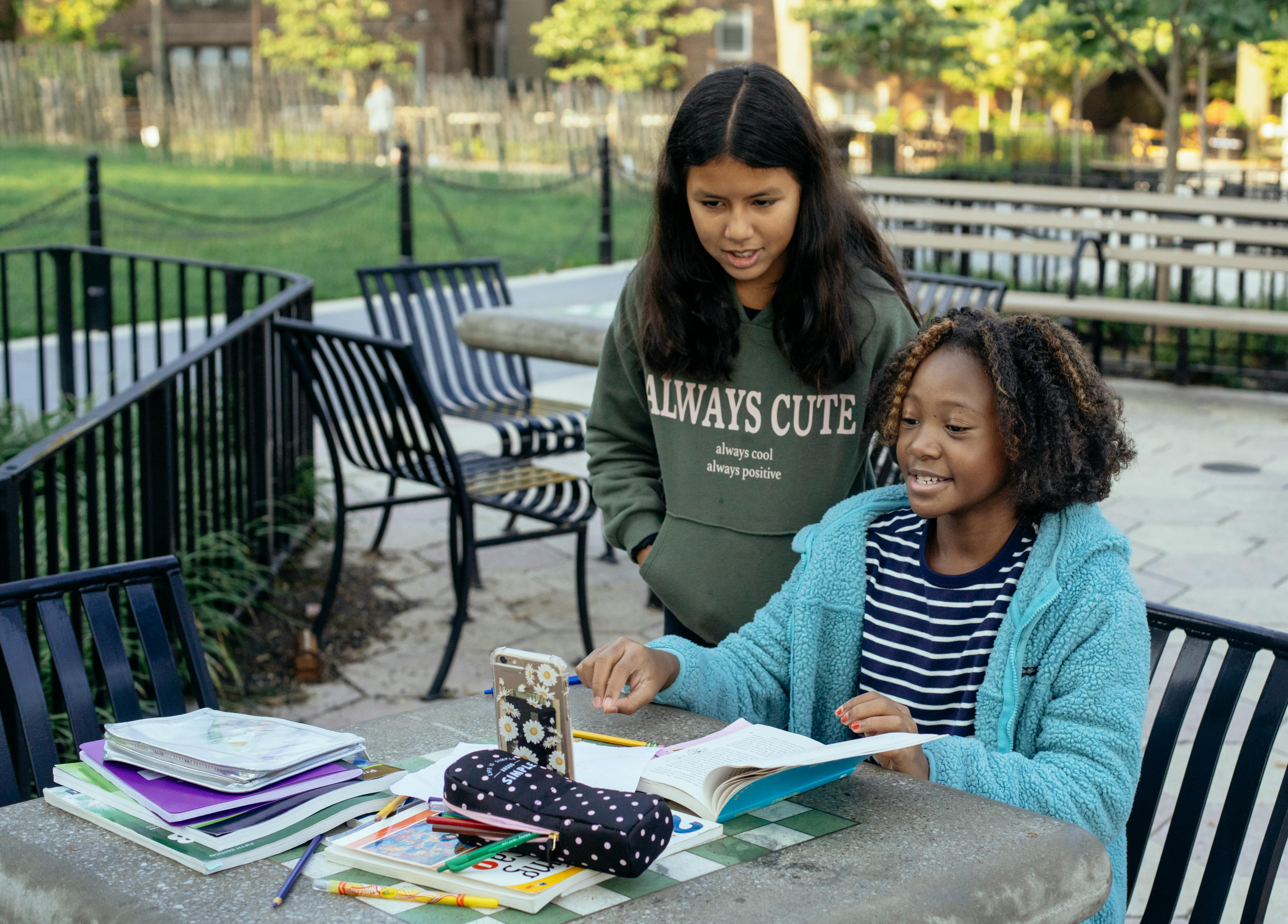 91porn视频网首屏推荐封面图：角色氛围画面